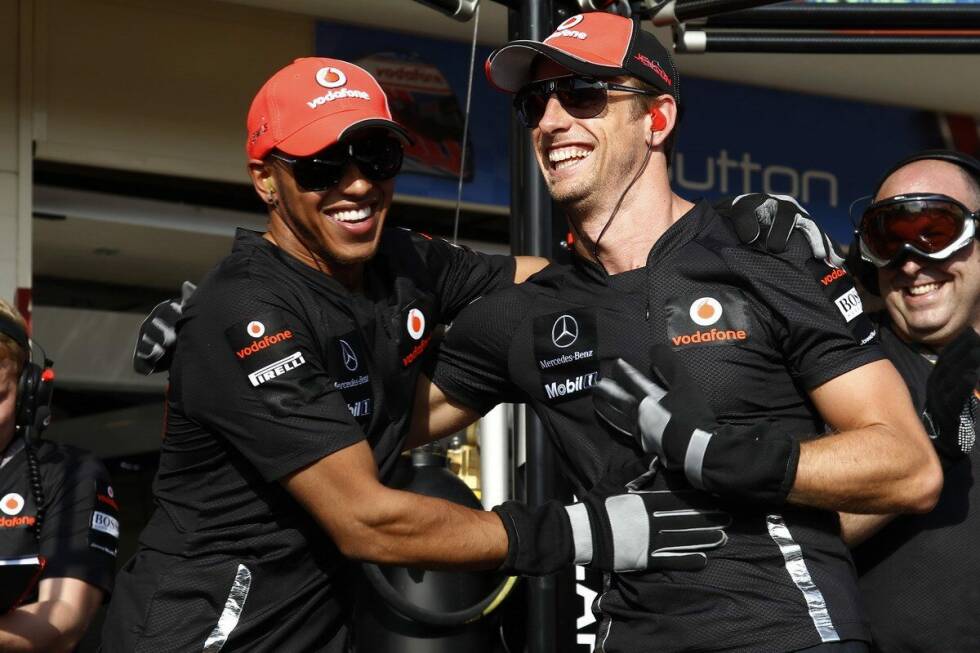 Foto zur News: Jenson Button - Der Brite wechselt 2010 als amtierender Weltmeister zu McLaren, und ihm gelingt es in drei gemeinsamen Jahren tatsächlich, mehr Punkte als Hamilton zu holen. Das schafft außer ihm kein anderer Fahrer! Hamilton holt zwar mehr Siege und Poles. Der konstantere Fahrer ist allerdings Button.