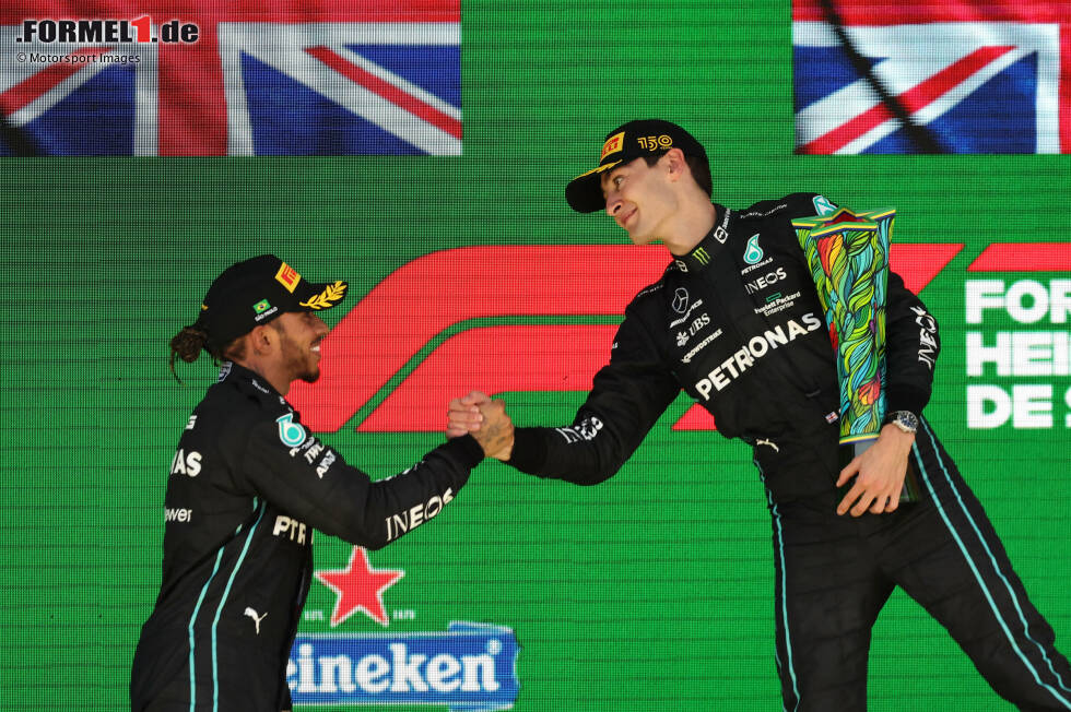 2022 landet George Russell gleich in seiner ersten Mercedes-Saison in der WM vor Lewis Hamilton. Aber wie haben sich die ersten fünf Teamkollegen vor Russell jeweils gegen den Rekordweltmeister geschlagen? Wir liefern einen Überblick und arbeiten uns chronologisch von Hamiltons erster Saison bis heute. 2022 landet George Russell gleich in seiner ersten Mercedes-Saison in der WM vor Lewis Hamilton. Aber wie haben sich die ersten fünf Teamkollegen vor Russell jeweils gegen den Rekordweltmeister geschlagen? Wir liefern einen Überblick und arbeiten uns chronologisch von Hamiltons erster Saison bis heute.