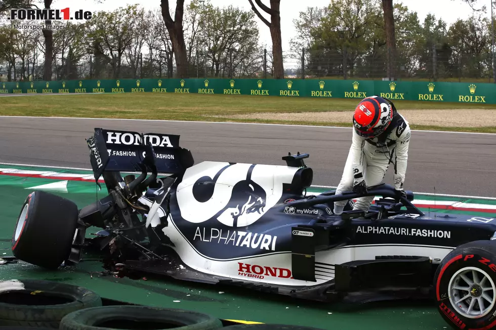 Foto zur News: Yuki Tsunoda (5): Obwohl der Japaner zuvor viel in Imola getestet hatte, war es nicht sein Wochenende. Der Crash im Qualifying ging bereits auf seine Kappe, im Rennen warf er dann mit einem weiteren Dreher mögliche Punkte weg. Das Talent ist da, aber in Imola zahlte der Rookie Lehrgeld.