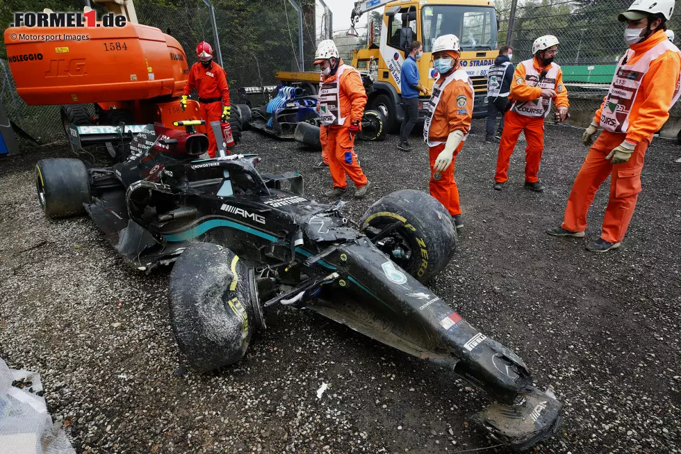 Foto zur News: Valtteri Bottas (5): Der Unfall mit Russell war nicht seine Schuld, das lasten wir ihm gar nicht an. Aber hier macht die reine Pace die Note aus. Im Qualifying nur auf P8, im Rennen im Mercedes sogar überrundet. Inakzeptabel. Außerdem führte seine schlechte Leistung überhaupt erst dazu, dass er mit Russell im Duell war.