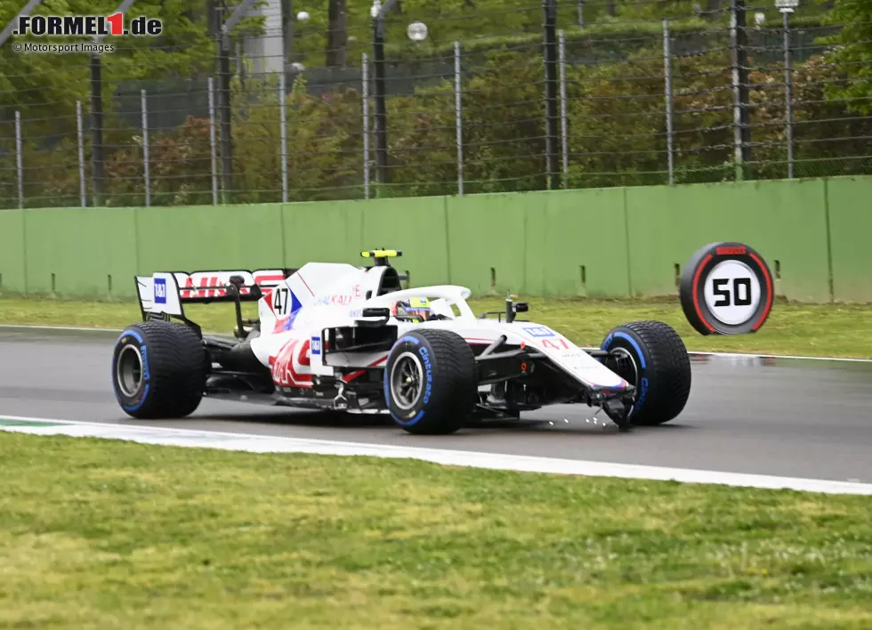 Foto zur News: Mick Schumacher (4): Auch hier hätte man nach seinem Crash die 5 geben können. Doch letztendlich war es bei schwierigen Bedingungen nur ein Fehler. Davon abgesehen war das für einen Rookie, der zum ersten Mal im Regen gefahren ist, in Ordnung. Vor allem die deutlich bessere Pace als Masepin rettet ihn zudem vor der 5.