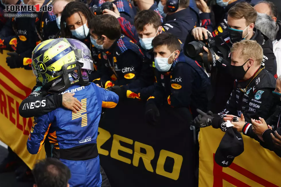 Lando Norris (1): Auch keine glatte 1, aber zumindest mit minimalen Abzügen hat sich der McLaren-Pilot an diesem Wochenende als einziger Fahrer die Bestnote verdient! Den Abzug gibt's für den Fehler im Qualifying, wegen dem seine schnellste Q3-Zeit gestrichen wurde. Im Rennen dann aber eine Glanzleistung ohne gröbere Schnitzer. Sehr gut! Foto zur News: Lando Norris (1): Auch keine glatte 1, aber zumindest mit minimalen Abzügen hat sich der McLaren-Pilot an diesem Wochenende als einziger Fahrer die Bestnote verdient! Den Abzug gibt's für den Fehler im Qualifying, wegen dem seine schnellste Q3-Zeit gestrichen wurde. Im Rennen dann aber eine Glanzleistung ohne gröbere Schnitzer. Sehr gut!