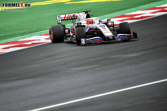 Foto zur News: Nikita Masepin (5): Sah am ganzen Wochenende kein Land gegen den Teamkollegen. Im Qualifying wieder fast drei Sekunden langsamer, im Rennen dann fast 25 Sekunden, obwohl Schumacher gleich in der ersten Runde von Alonso abgeschossen wurde. Zu allem Überfluss auch noch Hamilton beim Überrunden fast abgeräumt.