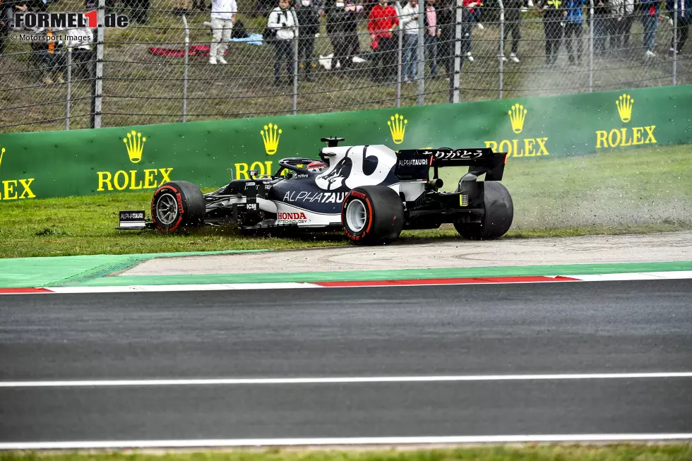 Foto zur News: Yuki Tsunoda (4): Der Japaner hat keinen anderen Fahrer abgeräumt, hat sich dafür aber wie Vettel selbst um Punkte gebracht. Bei ihm war&#039;s ein unnötiger Dreher. Ärgerlich, denn das Qualifying war endlich mal wieder gut. Trotzdem nach seinem eigenen Fehler jetzt bereits seit fünf Rennen ohne Punkte.