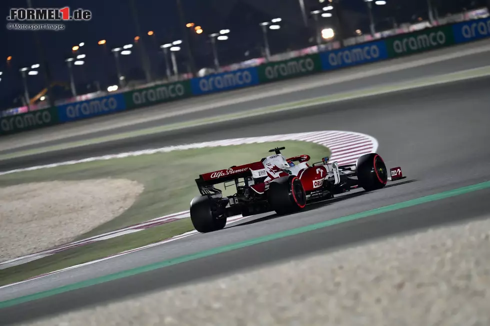 Kimi Räikkönen (3): In Qualifying und Rennen jetzt schon zum dritten Mal in Folge vor dem Teamkollegen. Pech für ihn, dass der Alfa Romeo zu seinem Formel-1-Abschied aber kein großes Feuerwerk mehr zulassen wird. P16 am Samstag und P14 am Sonntag sind wohl ungefähr das, was mit dem C41 in Katar möglich war. Foto zur News: Kimi Räikkönen (3): In Qualifying und Rennen jetzt schon zum dritten Mal in Folge vor dem Teamkollegen. Pech für ihn, dass der Alfa Romeo zu seinem Formel-1-Abschied aber kein großes Feuerwerk mehr zulassen wird. P16 am Samstag und P14 am Sonntag sind wohl ungefähr das, was mit dem C41 in Katar möglich war.