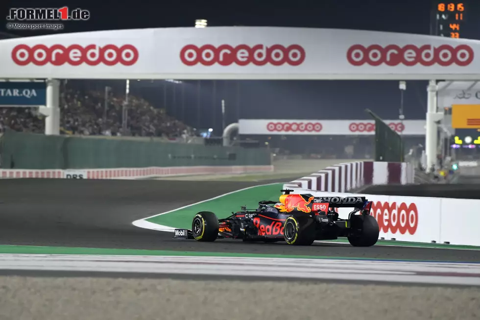 Max Verstappen (2): Hat mit P2 in Qualifying und Rennen vermutlich das Maximum herausgeholt. Gegen Hamilton hätte er so oder so keine Chance gehabt. Trotzdem müssen wir ihm die Gridstrafe anlasten. Die hat er zwar innerhalb der ersten Runden gleich wieder korrigiert. Zu einer 1 reicht es deshalb aber nicht mehr. Foto zur News: Max Verstappen (2): Hat mit P2 in Qualifying und Rennen vermutlich das Maximum herausgeholt. Gegen Hamilton hätte er so oder so keine Chance gehabt. Trotzdem müssen wir ihm die Gridstrafe anlasten. Die hat er zwar innerhalb der ersten Runden gleich wieder korrigiert. Zu einer 1 reicht es deshalb aber nicht mehr.