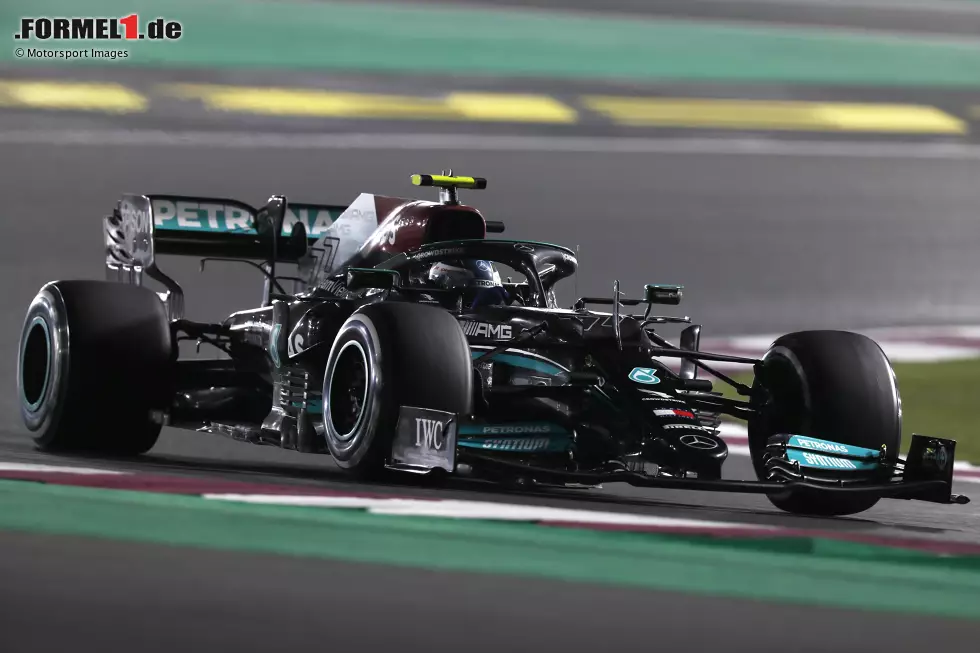 Foto zur News: Valtteri Bottas (4): Da kam am Ende einfach zu viel zusammen. Im Qualifying 0,6 Sekunden langsamer als der Teamkollege gewesen, dann noch eine Strafe eingehandelt und zu allem Überfluss auch noch den Start total verhauen. Der Reifenschaden war vermutlich nicht (nur) seine Schuld. Passt dann aber natürlich ins Bild ...