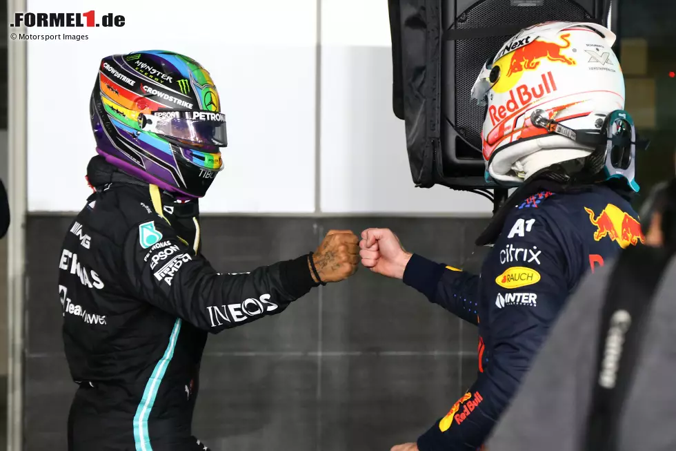Lewis Hamilton (1): Wo soll man da etwas abziehen? Pole mit fast einer halben Sekunde Vorsprung geholt, den Start auf den schlechteren Reifen gewonnen und anschließend nichts mehr anbrennen lassen. Kann Hamilton diese Form halten, muss sich Red Bull für das Saisonfinale ganz warm anziehen! Foto zur News: Lewis Hamilton (1): Wo soll man da etwas abziehen? Pole mit fast einer halben Sekunde Vorsprung geholt, den Start auf den schlechteren Reifen gewonnen und anschließend nichts mehr anbrennen lassen. Kann Hamilton diese Form halten, muss sich Red Bull für das Saisonfinale ganz warm anziehen!