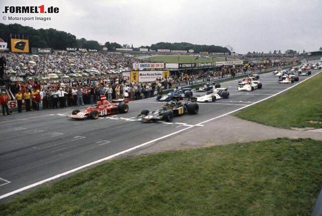 Foto zur News: Brands Hatch 1974: Niki Lauda führte im Ferrari, bis er aufgrund eines Reifenschadens gegen Rennende noch einmal an die Box kam. Die Ausfahrt aus der Boxengasse wurde ihm jedoch verwehrt, weil die Offiziellen dachten, das Rennen sei bereits zu Ende. Sie irrten um eine Runde, Lauda wurde nach einem Ferrari-Protest als Fünfter gewertet.