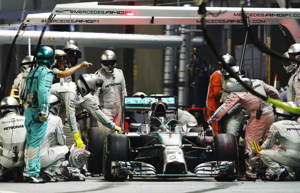 Foto zur News: Singapur 2014: Aus und vorbei war das Rennen für Nico Rosberg, nachdem er im Rennen anhaltenden Getriebeprobleme hatte. Kurios: Selbst zwei Wechsel des Lenkrades konnte das Probleme nicht beheben. Er musste das Rennen vorzeitig aufgeben, was seinen Titelträume einen schweren Schlag versetzte.