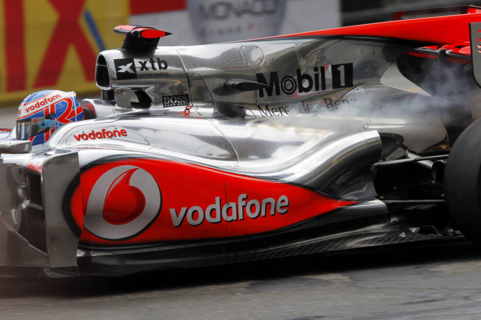 Foto zur News: Monaco 2010: Zu heiß wurde es auch der Mercedes-Antriebseinheit im Heck des McLaren von Jenson Button. Der Brite musste das Rennen vorzeitig aufgeben, aus einem äußerst kuriosen Grund: &quot;Sie haben ein Kühlgerät vergessen, das natürlich rausgenommen werden muss. Dadurch hat der Motor überhitzt.&quot;