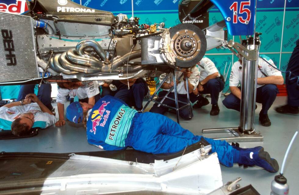 Foto zur News: Monza 1998: Johnny Herbert flog im Italien-GP unspektakulär ins Kiesbett ab. Zunächst gingen die Beobachter von einem Fahrfehler aus. Doch als Herbert an die Box zurückkam, hatte er ein Geschenk für seine Mechaniker mit dabei: einen Schraubenschlüssel, den sie im Wagen vergessen hatten und der das Bremspedal blockiert hatte.