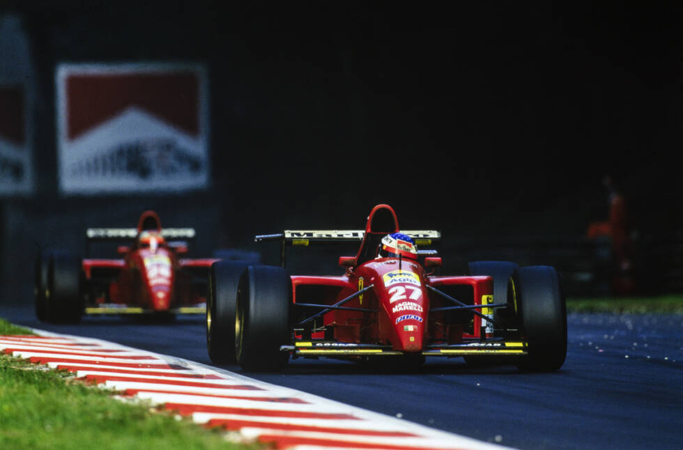 Foto zur News: Monza 1995: Alles lief nach Plan für die Scuderia Ferrari im Königlichen Park vor den Tifosi. Jean Alesi führte das Rennen vor Teamkollege Gerhard Berger an. Doch dann das Drama: Die TV-Kamera brach vom Ferrari des Franzosen ab und krachte direkt in die Radaufhängung des hinter ihm fahrenden Österreichers - Ausfall.
