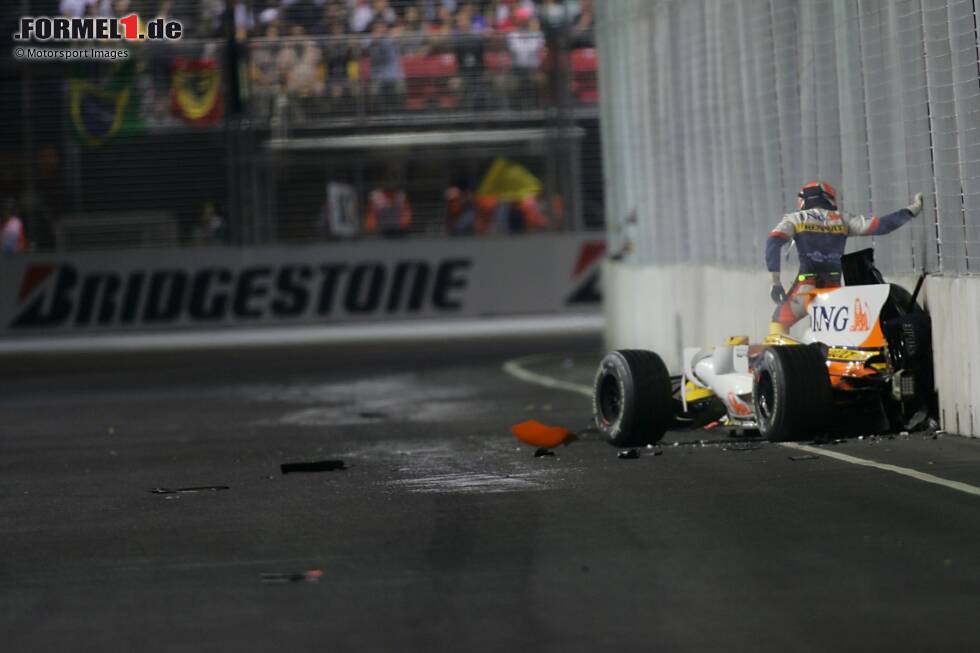 Singapur 2008: Es kommt auch nicht oft vor, dass ein Formel-1-Pilot mit voller Absicht verunfallt. So geschehen bei der Premiere des Nachtrennens, als Nelson Piquet jun. seinen Renault in die Mauer stellte. Später wurde die Affäre unter dem Namen "Crashgate" bekannt. Kurios waren die Umstände dieses Unfalls allemal. Singapur 2008: Es kommt auch nicht oft vor, dass ein Formel-1-Pilot mit voller Absicht verunfallt. So geschehen bei der Premiere des Nachtrennens, als Nelson Piquet jun. seinen Renault in die Mauer stellte. Später wurde die Affäre unter dem Namen "Crashgate" bekannt. Kurios waren die Umstände dieses Unfalls allemal.