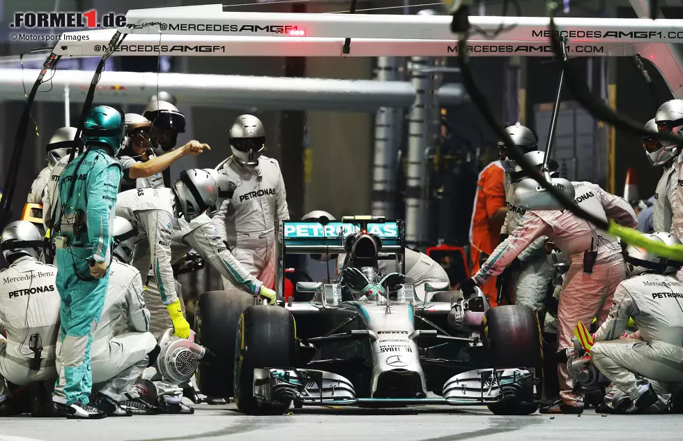 Singapur 2014: Aus und vorbei war das Rennen für Nico Rosberg, nachdem er im Rennen anhaltenden Getriebeprobleme hatte. Kurios: Selbst zwei Wechsel des Lenkrades konnte das Probleme nicht beheben. Er musste das Rennen vorzeitig aufgeben, was seinen Titelträume einen schweren Schlag versetzte. Foto zur News: Singapur 2014: Aus und vorbei war das Rennen für Nico Rosberg, nachdem er im Rennen anhaltenden Getriebeprobleme hatte. Kurios: Selbst zwei Wechsel des Lenkrades konnte das Probleme nicht beheben. Er musste das Rennen vorzeitig aufgeben, was seinen Titelträume einen schweren Schlag versetzte.