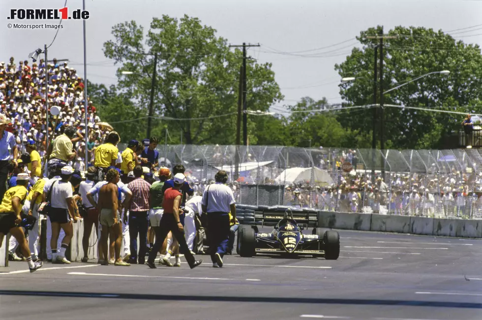 Dallas 1984: Auf diesem Bild nicht zu sehen: ein am Boden liegender, vollkommen erschöpfter Nigel Mansell, der seinen Lotus über die Ziellinie schieben wollte, weil ihm der Sprit ausgegangen war. Hitze & Erschöpfung führten immer wieder zu kuriosen Situationen, auch in Buenos Aires 1955: Die meisten Fahrer erlitten Hitzeschocks. Foto zur News: Dallas 1984: Auf diesem Bild nicht zu sehen: ein am Boden liegender, vollkommen erschöpfter Nigel Mansell, der seinen Lotus über die Ziellinie schieben wollte, weil ihm der Sprit ausgegangen war. Hitze & Erschöpfung führten immer wieder zu kuriosen Situationen, auch in Buenos Aires 1955: Die meisten Fahrer erlitten Hitzeschocks.