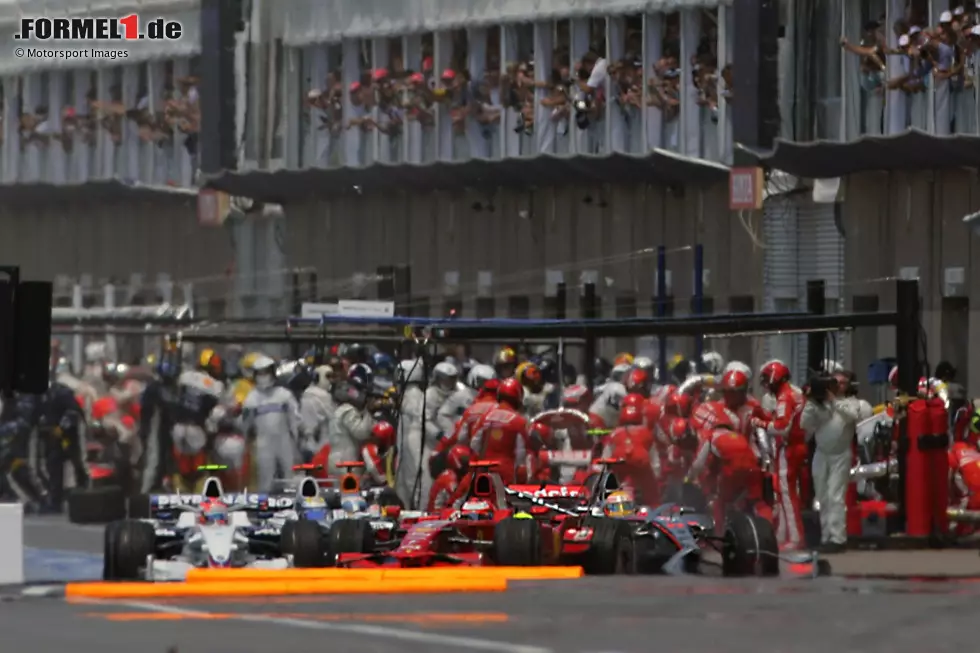 Montreal 2008: Für Kimi Räikkönen nahm der Kanada-GP ein unerfreuliches Ende. Lewis Hamilton übersah am Ende der Boxengasse die rote Ampel und krachte dem "Iceman" ins Heck. Ein ähnliches Malheur passierte Gerhard Berger in Estoril 1993: Er verunfallte (alleine) direkt nach der Boxengassen-Ausfahrt. Foto zur News: Montreal 2008: Für Kimi Räikkönen nahm der Kanada-GP ein unerfreuliches Ende. Lewis Hamilton übersah am Ende der Boxengasse die rote Ampel und krachte dem "Iceman" ins Heck. Ein ähnliches Malheur passierte Gerhard Berger in Estoril 1993: Er verunfallte (alleine) direkt nach der Boxengassen-Ausfahrt.