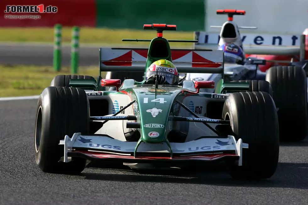 Suzuka 2004: Richtig heiß wurde es im Japan-Rennen für Mark Webber - im wahrsten Sinn des Wortes. Aufgrund einer losen Cockpit-Verkleidung strömte heiße Motorenluft unter seinen Sitz, der sich immer weiter erhitzte. Irgendwann wurde es dem Australien zu ungemütlich und er musste vorzeitig aufgeben. Foto zur News: Suzuka 2004: Richtig heiß wurde es im Japan-Rennen für Mark Webber - im wahrsten Sinn des Wortes. Aufgrund einer losen Cockpit-Verkleidung strömte heiße Motorenluft unter seinen Sitz, der sich immer weiter erhitzte. Irgendwann wurde es dem Australien zu ungemütlich und er musste vorzeitig aufgeben.