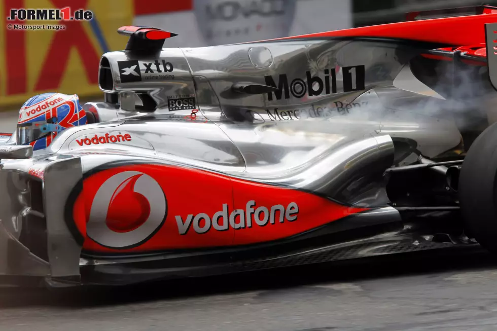Monaco 2010: Zu heiß wurde es auch der Mercedes-Antriebseinheit im Heck des McLaren von Jenson Button. Der Brite musste das Rennen vorzeitig aufgeben, aus einem äußerst kuriosen Grund: "Sie haben ein Kühlgerät vergessen, das natürlich rausgenommen werden muss. Dadurch hat der Motor überhitzt." Foto zur News: Monaco 2010: Zu heiß wurde es auch der Mercedes-Antriebseinheit im Heck des McLaren von Jenson Button. Der Brite musste das Rennen vorzeitig aufgeben, aus einem äußerst kuriosen Grund: "Sie haben ein Kühlgerät vergessen, das natürlich rausgenommen werden muss. Dadurch hat der Motor überhitzt."