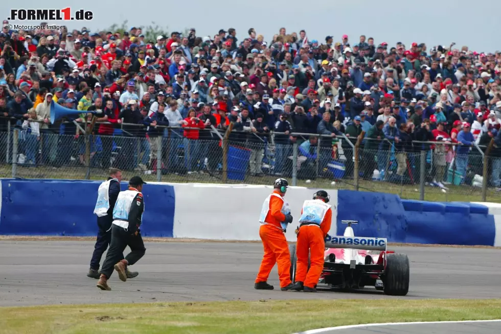 Silverstone 2004: Olivier Panis erlebte in Monaco seine Sternstunde, acht Jahre später wurde er hingegen Opfer eines besonders kuriosen Defekts. Während des Großbritannien-GP ging plötzlich sein Feuerlöscher im Cockpit los. Sein Visier war derart verschmiert, dass er nichts mehr sehen konnte - DNF. Foto zur News: Silverstone 2004: Olivier Panis erlebte in Monaco seine Sternstunde, acht Jahre später wurde er hingegen Opfer eines besonders kuriosen Defekts. Während des Großbritannien-GP ging plötzlich sein Feuerlöscher im Cockpit los. Sein Visier war derart verschmiert, dass er nichts mehr sehen konnte - DNF.