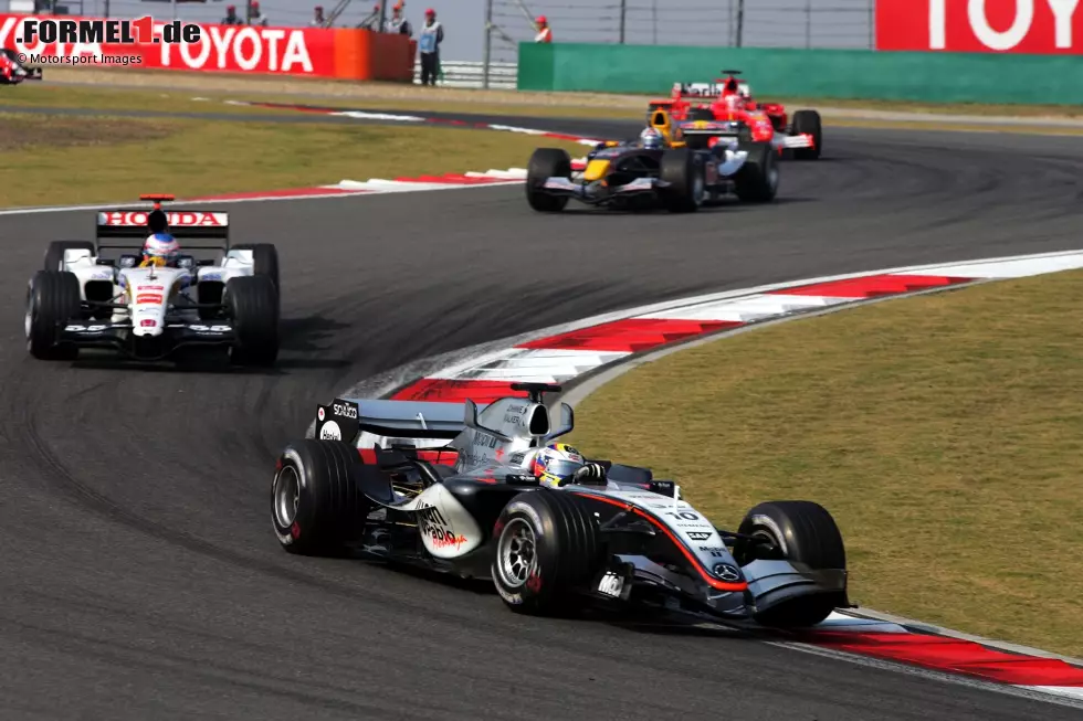 Schanghai 2005: Juan Pablo Montoya wurde in jener Saison vom Pech verfolgt, so auch im China-Rennen. Der Kolumbianer raste über einen losen Gullydeckel. Er beschädigte sich dadurch den Unterboden und schied aus. Romain Grosjean (Sepang 2017) und George Russell (Baku 2019) haben in jüngerer Vergangenheit Ähnliches erlebt. Foto zur News: Schanghai 2005: Juan Pablo Montoya wurde in jener Saison vom Pech verfolgt, so auch im China-Rennen. Der Kolumbianer raste über einen losen Gullydeckel. Er beschädigte sich dadurch den Unterboden und schied aus. Romain Grosjean (Sepang 2017) und George Russell (Baku 2019) haben in jüngerer Vergangenheit Ähnliches erlebt.