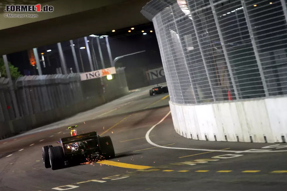 Singapur 2008: Die Teams hatten bei der Premiere Elektronikprobleme, weil unter der in den Kurs integrierten Brücke Starkstromleitungen für die Straßenbahn verliefen. Red Bull führte gar den Ausfall von Mark Webber darauf zurück: Das Getriebe aktivierte zwei Gänge gleichzeitig, weil das Magnetfeld bei der Passage des Zuges so stark war. Foto zur News: Singapur 2008: Die Teams hatten bei der Premiere Elektronikprobleme, weil unter der in den Kurs integrierten Brücke Starkstromleitungen für die Straßenbahn verliefen. Red Bull führte gar den Ausfall von Mark Webber darauf zurück: Das Getriebe aktivierte zwei Gänge gleichzeitig, weil das Magnetfeld bei der Passage des Zuges so stark war.