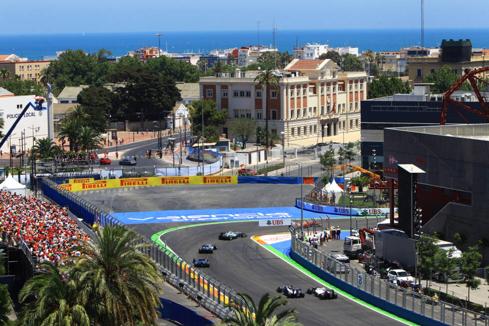Foto zur News: Valencia Street Circuit (Spanien): Immerhin auf fünf Auflagen bringt es der Europa-GP zwischen 2008 und 2012 auf den Straßen von Valencia. Als das Rennen anschließend wieder verschwindet, sind die meisten Fans nicht traurig. Das gilt übrigens auch für die Fahrer selbst, die sich regelmäßig über mangelnde Überholmöglichkeiten beklagen.