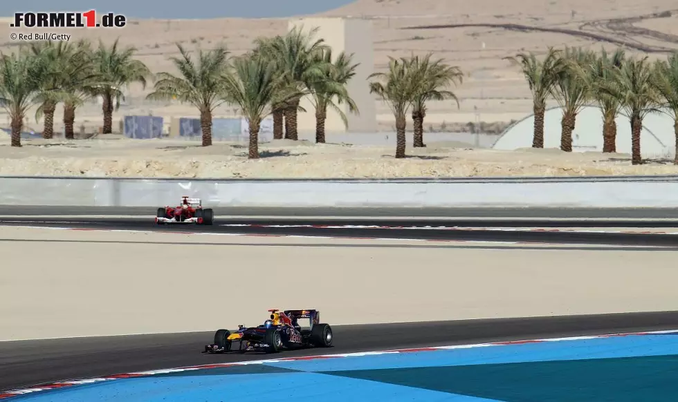 Bahrain International Circuit (Bahrain): Seit das Rennen in die Nacht verlegt wurde, passt hier zumindest die Atmosphäre. Sportlich produziert die Strecke in der Wüste allerdings nur selten denkwürdige Rennen. 2010 reagiert man und experimentiert einmalig mit der Langstreckenvariante - und kommt damit vom Regen in die Traufe. Foto zur News: Bahrain International Circuit (Bahrain): Seit das Rennen in die Nacht verlegt wurde, passt hier zumindest die Atmosphäre. Sportlich produziert die Strecke in der Wüste allerdings nur selten denkwürdige Rennen. 2010 reagiert man und experimentiert einmalig mit der Langstreckenvariante - und kommt damit vom Regen in die Traufe.