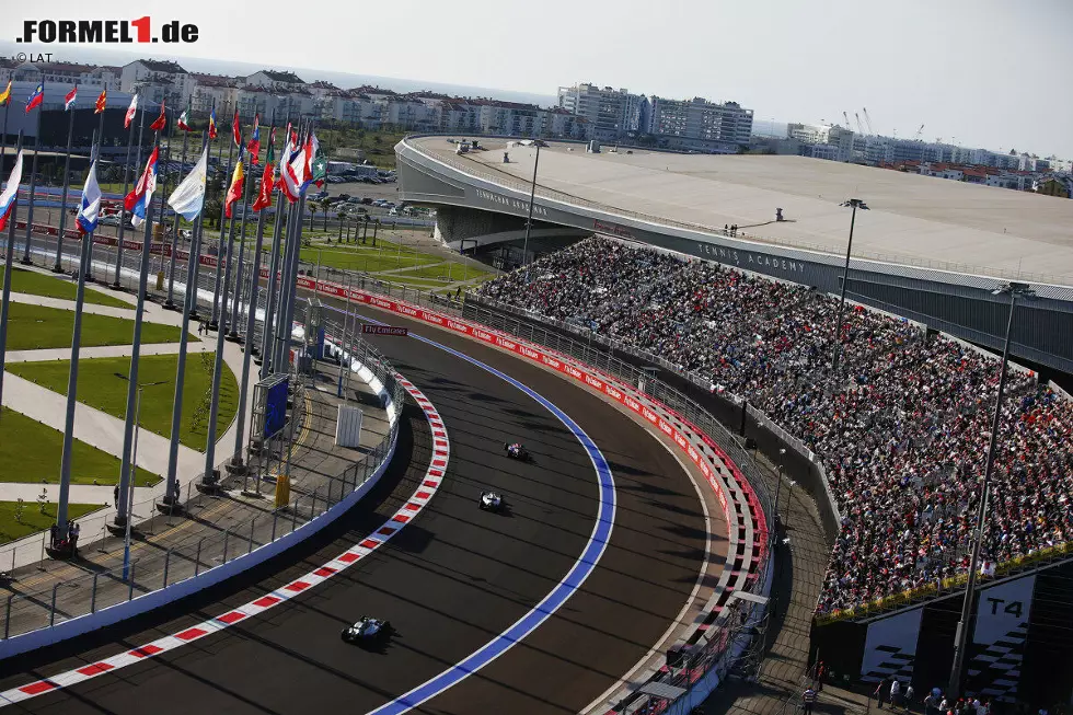 Foto zur News: Sochi Autodrom (Russland): Kein Vorwurf an Streckenplaner Hermann Tilke, der auf dem ehemaligen Olympiagelände mit dem arbeiten muss, was eben da ist. Am Ende bekommen wir einen Kurs mit vielen 90-Grad-Kurven, der zwar durch eine tolle Atmosphäre überzeugt - nicht aber durch das Geschehen auf der Strecke.