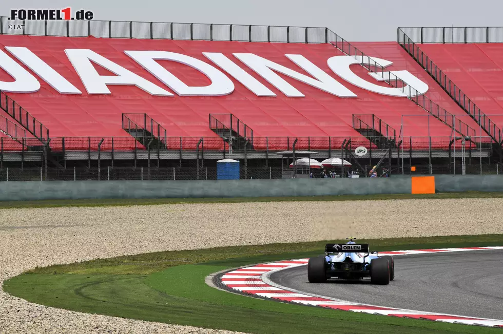 Shanghai International Circuit (China): Im Gegensatz zu vielen anderen Strecken kann in China durchaus überholt werden. Das geht dank DRS auf der langen Geraden seit einigen Jahren aber viel zu leicht. Wirklich spannend sind die Rennen hier in der Regel deswegen nicht. Teils leere Tribünen sorgen zudem auch nicht für die beste Atmosphäre. Foto zur News: Shanghai International Circuit (China): Im Gegensatz zu vielen anderen Strecken kann in China durchaus überholt werden. Das geht dank DRS auf der langen Geraden seit einigen Jahren aber viel zu leicht. Wirklich spannend sind die Rennen hier in der Regel deswegen nicht. Teils leere Tribünen sorgen zudem auch nicht für die beste Atmosphäre.