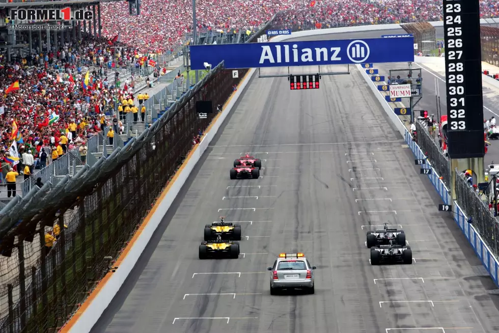 Indianapolis Motor Speedway (USA): So richtig warm werden die Formel 1 und die USA einfach nie. Im Jahr 2000 kehrt die Königsklasse auf den Brickyard zurück - allerdings nicht auf den Oval- sondern den wenig spektakulären GP-Kurs. In Erinnerung bleibt vor allem die Farce aus dem Jahr 2005, als lediglich sechs Autos am Start sind. Foto zur News: Indianapolis Motor Speedway (USA): So richtig warm werden die Formel 1 und die USA einfach nie. Im Jahr 2000 kehrt die Königsklasse auf den Brickyard zurück - allerdings nicht auf den Oval- sondern den wenig spektakulären GP-Kurs. In Erinnerung bleibt vor allem die Farce aus dem Jahr 2005, als lediglich sechs Autos am Start sind.