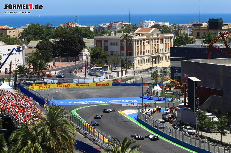 Foto zur News: Valencia Street Circuit (Spanien): Immerhin auf fünf Auflagen bringt es der Europa-GP zwischen 2008 und 2012 auf den Straßen von Valencia. Als das Rennen anschließend wieder verschwindet, sind die meisten Fans nicht traurig. Das gilt übrigens auch für die Fahrer selbst, die sich regelmäßig über mangelnde Überholmöglichkeiten beklagen.