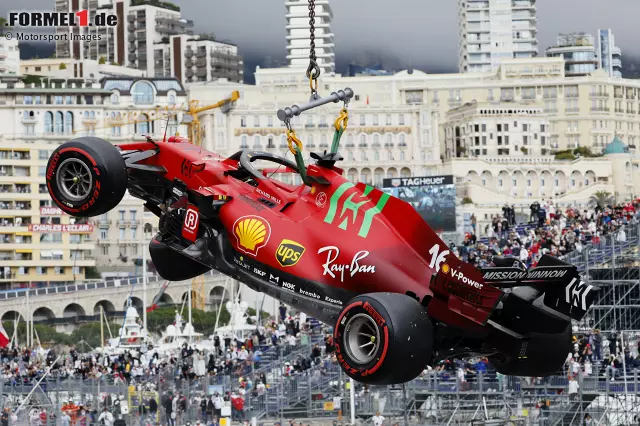 Foto zur News: Das war nicht das erhoffte Ende: Charles Leclerc will im Monaco-Qualifying endlich auf die Poleposition fahren. Schafft das zwar zunächst auch, aber ...