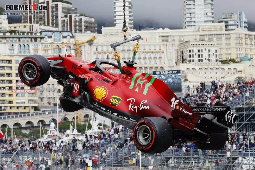 Foto zur News: Das war nicht das erhoffte Ende: Charles Leclerc will im Monaco-Qualifying endlich auf die Poleposition fahren. Schafft das zwar zunächst auch, aber ...