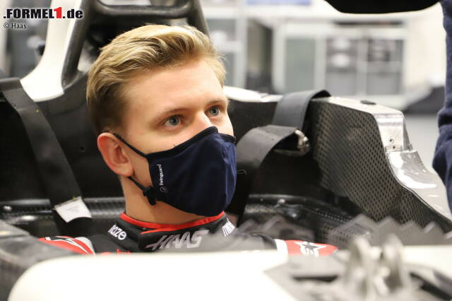 Foto zur News: Mick Schumacher hat Platz genommen im Formel-1-Cockpit: 2021 bestreitet der Sohn von Michael Schumacher seine erste Grand-Prix-Saison. Der erste Schritt auf diesem Weg: die Sitzanpassung bei Haas. Hier sind die Bilder dazu!