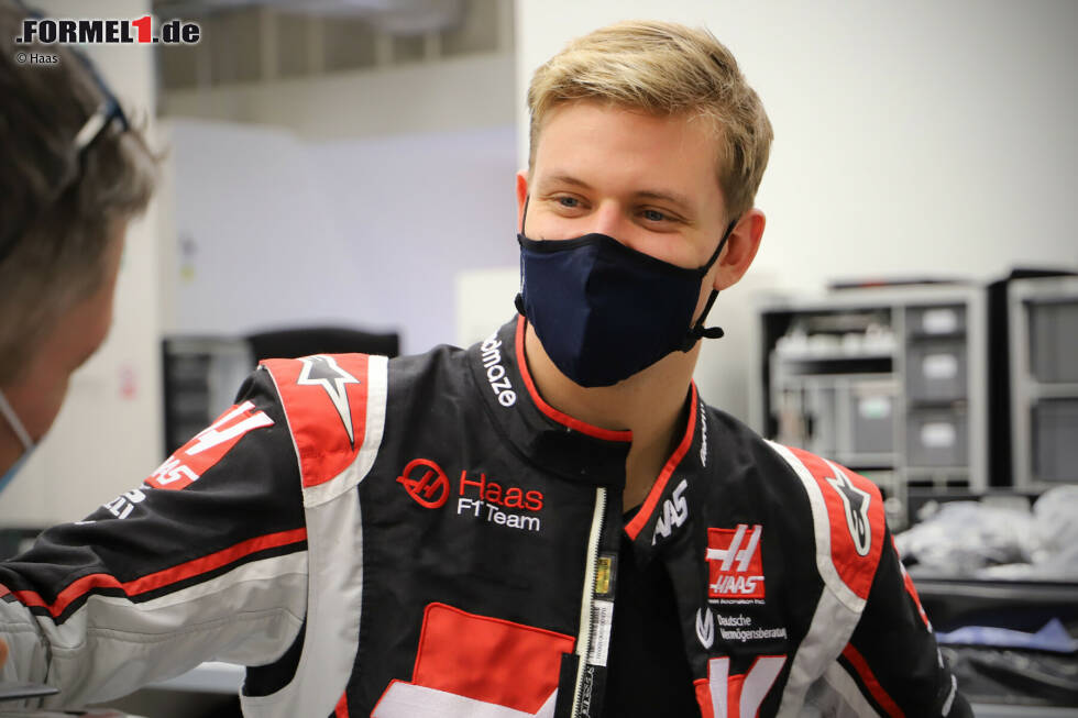 Foto zur News: Seine erste Fahrt im neuen Haas-Boliden wird Mick Schumacher voraussichtlich beim Formel-1-Wintertest in Bahrain absolvieren. Dieser ist für 12. bis 14. März angesetzt. Am 28. März beginnt die Saison 2021 ebenfalls in Bahrain.