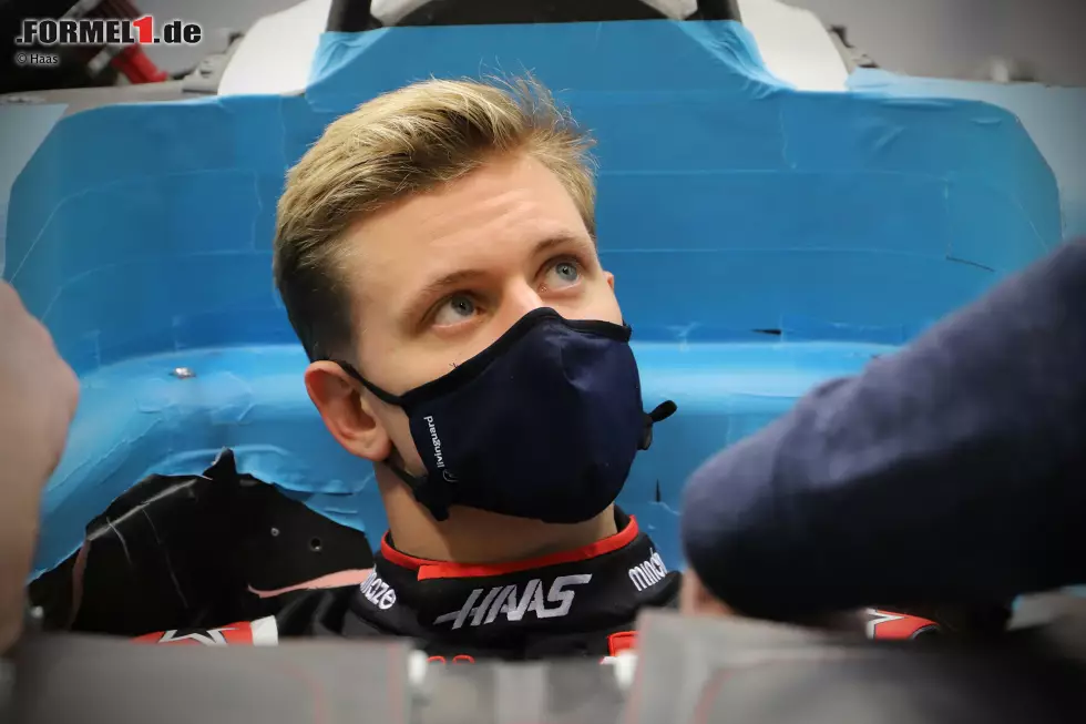 Foto zur News: All das läuft - wie seit Beginn der Coronavirus-Pandemie - natürlich unter strengen Hygieneauflagen ab: Mick Schumacher trägt Mundschutz, genau wie die Haas-Belegschaft. Und nur wenige Mitarbeiter sind bei der Sitzprobe überhaupt vor Ort. Apropos ...