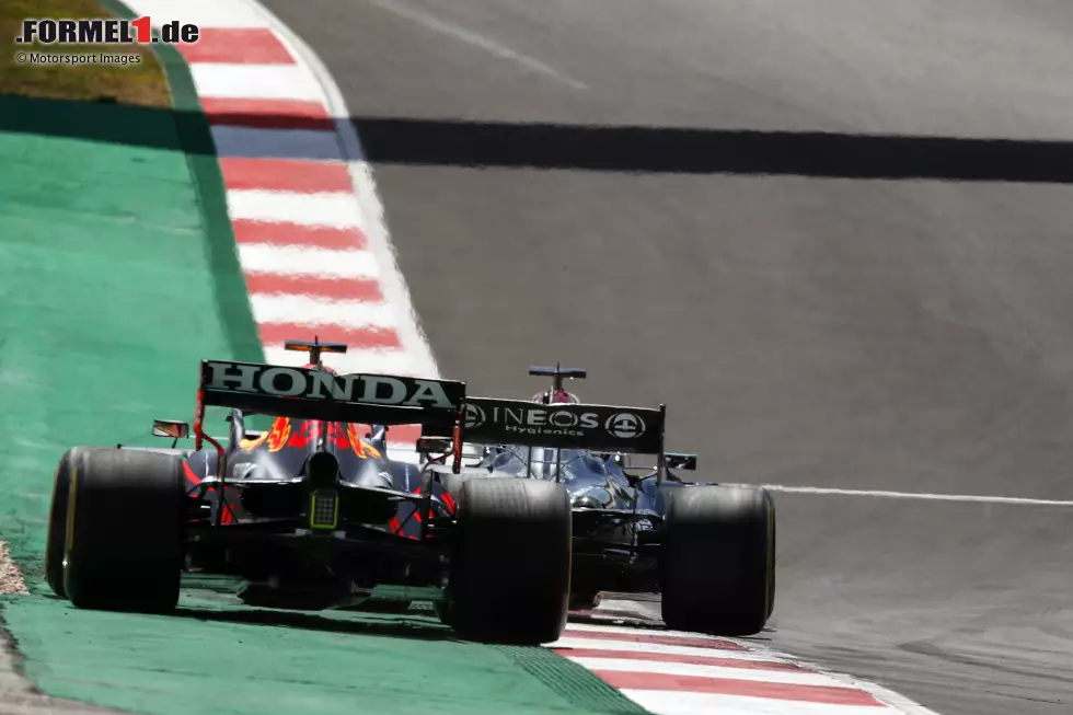 Max Verstappen (2): Ein Wochenende mit zu vielen Fehlern: In Qualifying und Rennen im entscheidenden Moment die Tracklimits überfahren, dazu ein Rutscher, der es Hamilton ermöglichte, zu überholen. Ein Redakteur wollte sogar nur eine 3 geben, doch dafür waren uns die Pace und vor allem das Überholmanöver gegen Hamilton dann doch zu gut. Foto zur News: Max Verstappen (2): Ein Wochenende mit zu vielen Fehlern: In Qualifying und Rennen im entscheidenden Moment die Tracklimits überfahren, dazu ein Rutscher, der es Hamilton ermöglichte, zu überholen. Ein Redakteur wollte sogar nur eine 3 geben, doch dafür waren uns die Pace und vor allem das Überholmanöver gegen Hamilton dann doch zu gut.