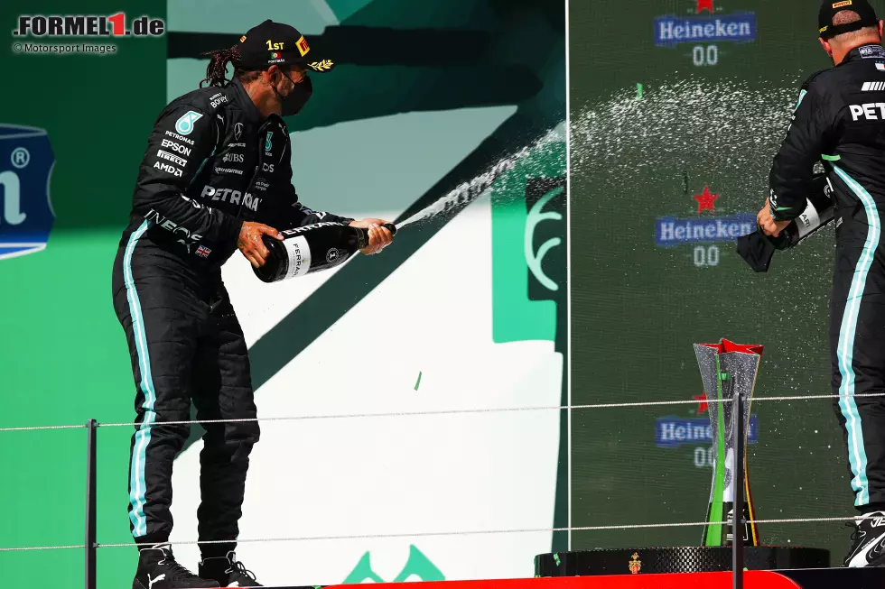 Lewis Hamilton (2): Auch der Rennsieger hat sich unserer Meinung nach keine 1 verdient. Abzüge gibt's für das Qualifying, in dem er hinter dem Teamkollegen landete. Dazu hat er den Neustart verpennt und eine Position an Verstappen verloren. Hat er zwar später repariert, aber die Bestnote gibt's dafür nicht. Foto zur News: Lewis Hamilton (2): Auch der Rennsieger hat sich unserer Meinung nach keine 1 verdient. Abzüge gibt's für das Qualifying, in dem er hinter dem Teamkollegen landete. Dazu hat er den Neustart verpennt und eine Position an Verstappen verloren. Hat er zwar später repariert, aber die Bestnote gibt's dafür nicht.