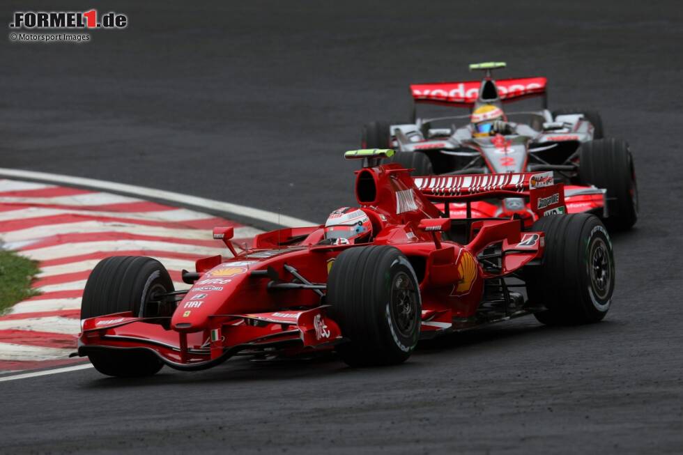 Foto zur News: Wie war es, sich mit Räikkönen auf der Strecke zu duellieren? &quot;Kimi war einer der besseren Fahrer, gegen die man antreten musste&quot;, meint Hamilton. Der Finne sei &quot;hart&quot; aber &quot;fair&quot; geblieben im Rad-an-Rad-Duell. &quot;Man wusste, dass er einer der besten Fahrer hier ist. Auf der Strecke herrschte bei ihm immer großer Respekt.&quot;