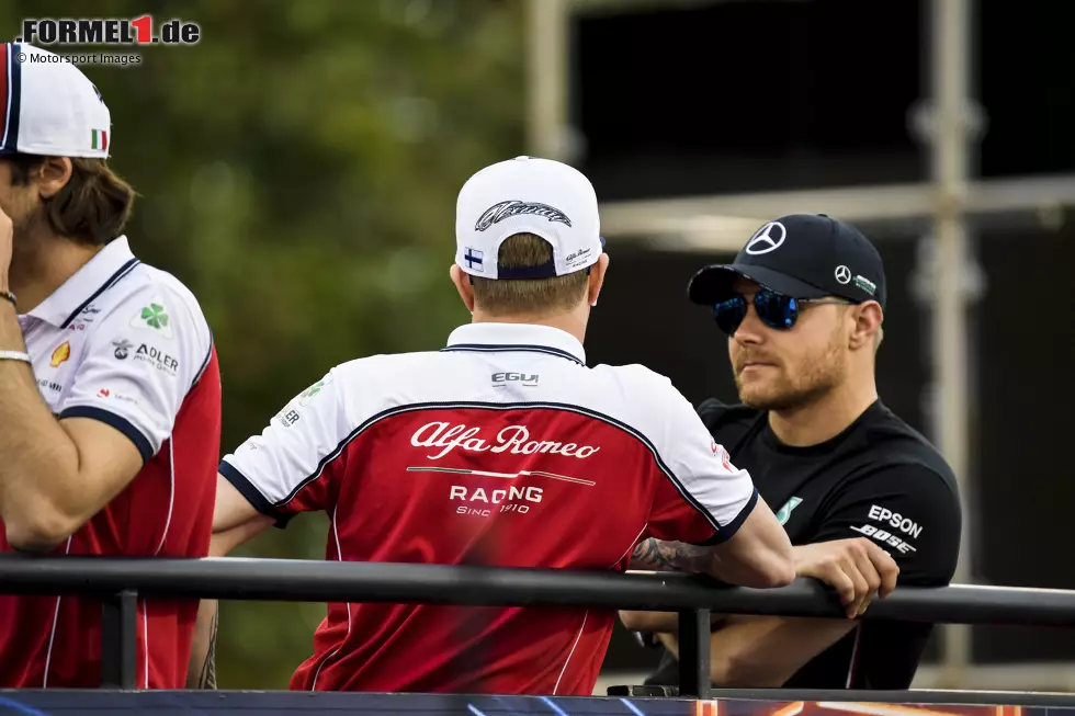 Bottas fügt hinzu: "Er ist offensichtlich ein großer Star in Finnland, er ist so etwas wie eine Legende. Es hat auf jeden Fall immer Spaß gemacht, ihm zuzuschauen, und es war auch schön, mit ihm Rennen zu fahren, denn er ist einer der Fahrer, mit denen man sich im Rennen sehr wohl fühlt, wenn man Rad an Rad fährt." Foto zur News: Bottas fügt hinzu: "Er ist offensichtlich ein großer Star in Finnland, er ist so etwas wie eine Legende. Es hat auf jeden Fall immer Spaß gemacht, ihm zuzuschauen, und es war auch schön, mit ihm Rennen zu fahren, denn er ist einer der Fahrer, mit denen man sich im Rennen sehr wohl fühlt, wenn man Rad an Rad fährt."