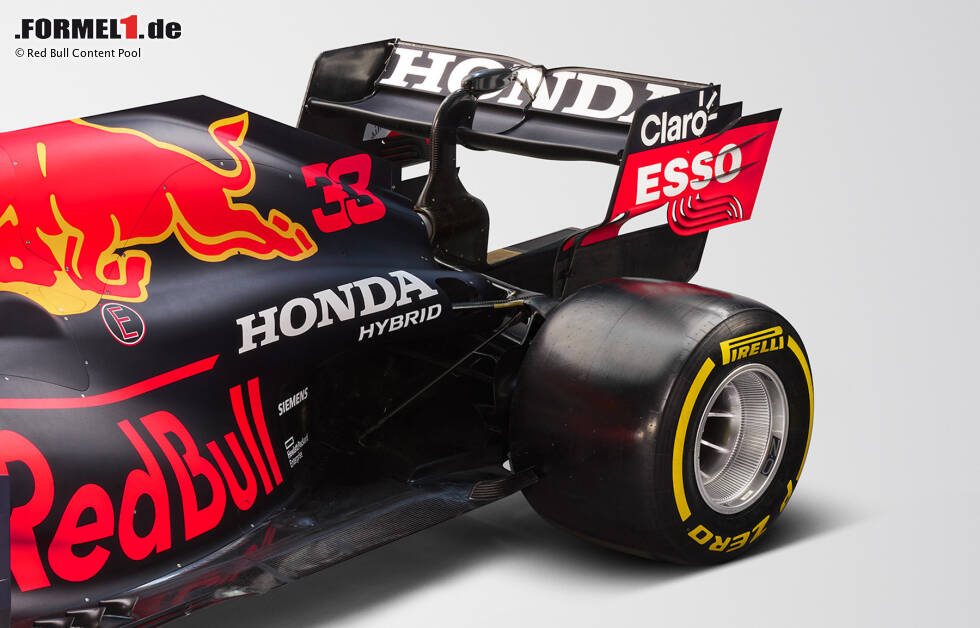 Foto zur News: Die Motorhaube lässt eine Konturänderung im Vergleich zum Vorjahresmodell erahnen. Wahrscheinlich haben Red Bull und Honda den Formel-1-Antrieb noch besser in das Chassis integriert und so die Außenform optimiert.