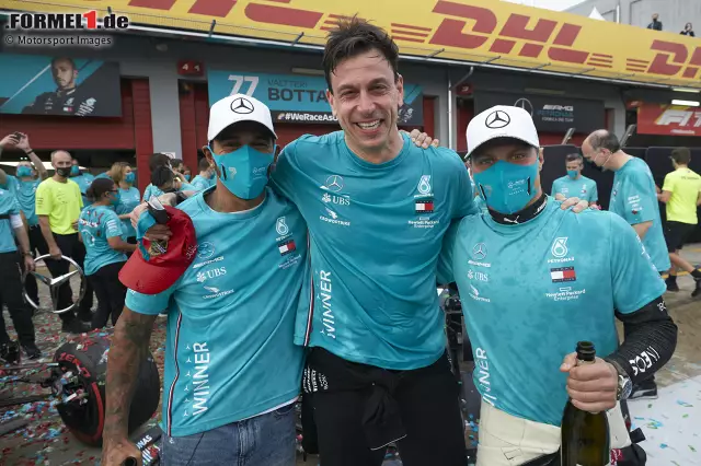 Foto zur News: WM-Titel in Serie (Mercedes - 7): Zum siebten Mal in Folge gewann die Truppe um Toto Wolff in der Saison 2020 die Konstrukteurs-WM. Bereits 2019 hatte man mit Ferrari gleichgezogen. Die Scuderia war zwischen 1999 und 2004 sechsmal in Folge erfolgreich. Sieben in Serie sind eine neue Bestmarke.