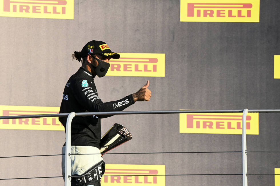 Foto zur News: Podestplätze auf unterschiedlichen Strecken (Lewis Hamilton - 32): Der Coronakalender machte es möglich. Den alten Rekord hielt Kimi Räikkönen mit Podestplätzen auf 30 verschiedenen Strecken. 2020 konnte Hamilton dank der neuen Strecken in Mugello, Portimao und Imola vorbeiziehen.