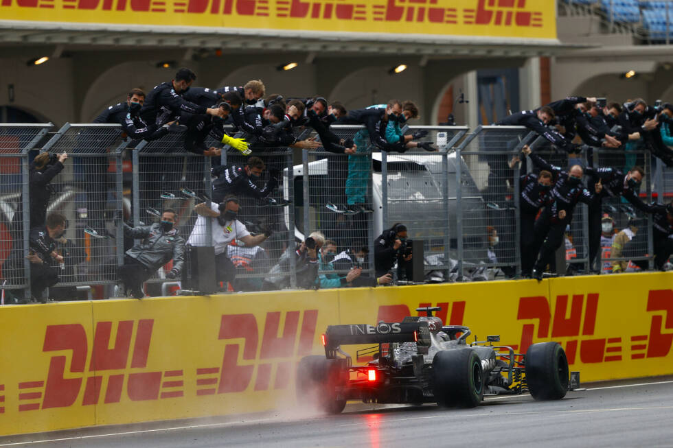 Foto zur News: Rennen in Folge in den Punkten (Lewis Hamilton - 48): Der Weltmeister hielt hier mit 33 Rennen in Serie in den Top 10 zwischen 2016 und 2018 bereits zuvor den Rekord. 2020 packte er noch einmal etwas drauf. Die neue Serie endete erst in Bahrain, wo Hamilton wegen einer Coronainfektion nicht fahren konnte.