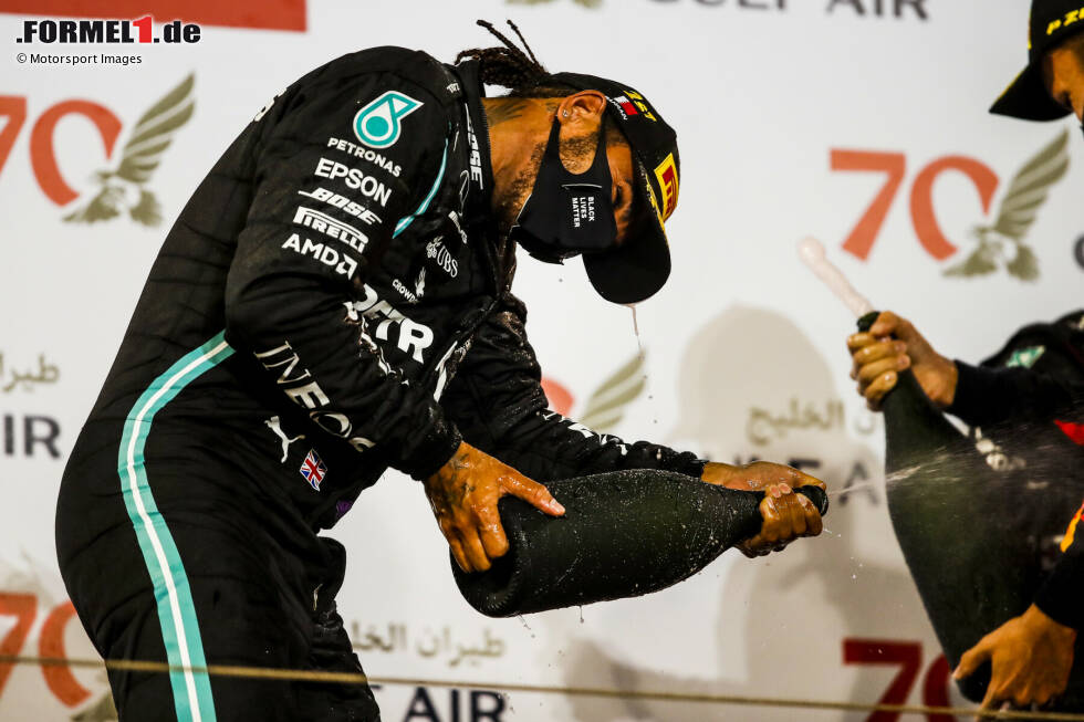 Die meisten Siege (Lewis Hamilton - 95): Die 91 Siege von Michael Schumacher galten lange als Rekord für die Ewigkeit. Doch 2020 wurde "Schumi" von Hamilton überflügelt. Der Brite steht aktuell bei 95 Siegen. Und ein Ende ist noch nicht in Sicht ... Die meisten Siege (Lewis Hamilton - 95): Die 91 Siege von Michael Schumacher galten lange als Rekord für die Ewigkeit. Doch 2020 wurde "Schumi" von Hamilton überflügelt. Der Brite steht aktuell bei 95 Siegen. Und ein Ende ist noch nicht in Sicht ...