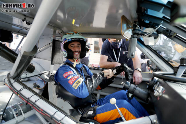 Ein Kindheitstraum wird wahr für Daniel Ricciardo: In Austin kann er das NASCAR-Rennauto seines Idols Dale Earnhardt fahren, denn ...