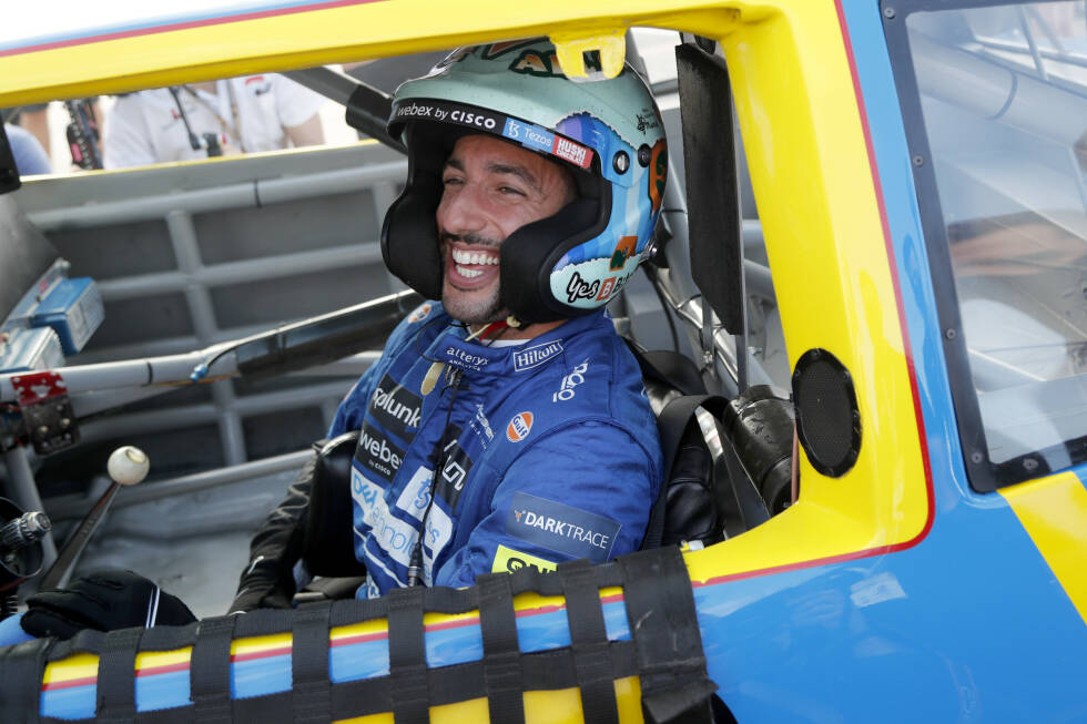 Foto zur News: ... die Freude über diesen besonderen Ausflug steht ihm danach ins Gesicht geschrieben - noch dazu, wo Ricciardo, wie einst Earnhardt, mit offenem Helm gefahren ist.