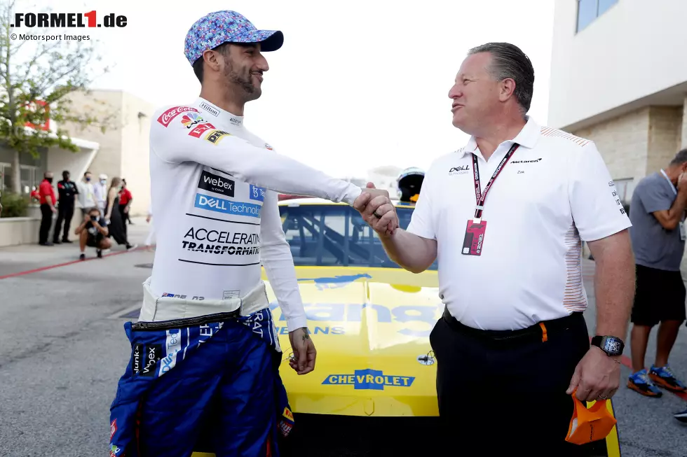 Foto zur News: ... das hat ihm McLaren-Teamchef Zak Brown (rechts im Bild) als Belohnung versprochen, wenn Ricciardo im ersten Jahr bei McLaren auf das Podium fährt. Der Sieg in Monza besiegelt den Deal, und beim USA-Grand-Prix ist es soweit.