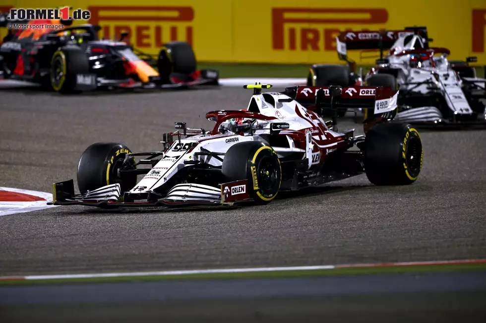 Antonio Giovinazzi (3): Räikkönen im Qualifying geschlagen, im Rennen dann aber wieder hinter dem Teamkollegen. Dafür, dass Alfa nach den Testfahrten noch als Geheimfavorit im Mittelfeld galt, war das ziemlich unauffällig. Reicht am Ende für eine 3- bei uns. Foto zur News: Antonio Giovinazzi (3): Räikkönen im Qualifying geschlagen, im Rennen dann aber wieder hinter dem Teamkollegen. Dafür, dass Alfa nach den Testfahrten noch als Geheimfavorit im Mittelfeld galt, war das ziemlich unauffällig. Reicht am Ende für eine 3- bei uns.